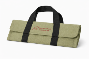 Промышленный текстильный чехол для лабораторного оборудования из плотного канваса с усиленными черными стропами и логотипом Лабораторные технологии, студийная съемка на белом фоне