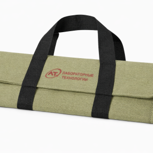 Промышленный текстильный чехол для лабораторного оборудования из плотного канваса с усиленными черными стропами и логотипом Лабораторные технологии, студийная съемка на белом фоне